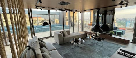 المنشأة من الداخل