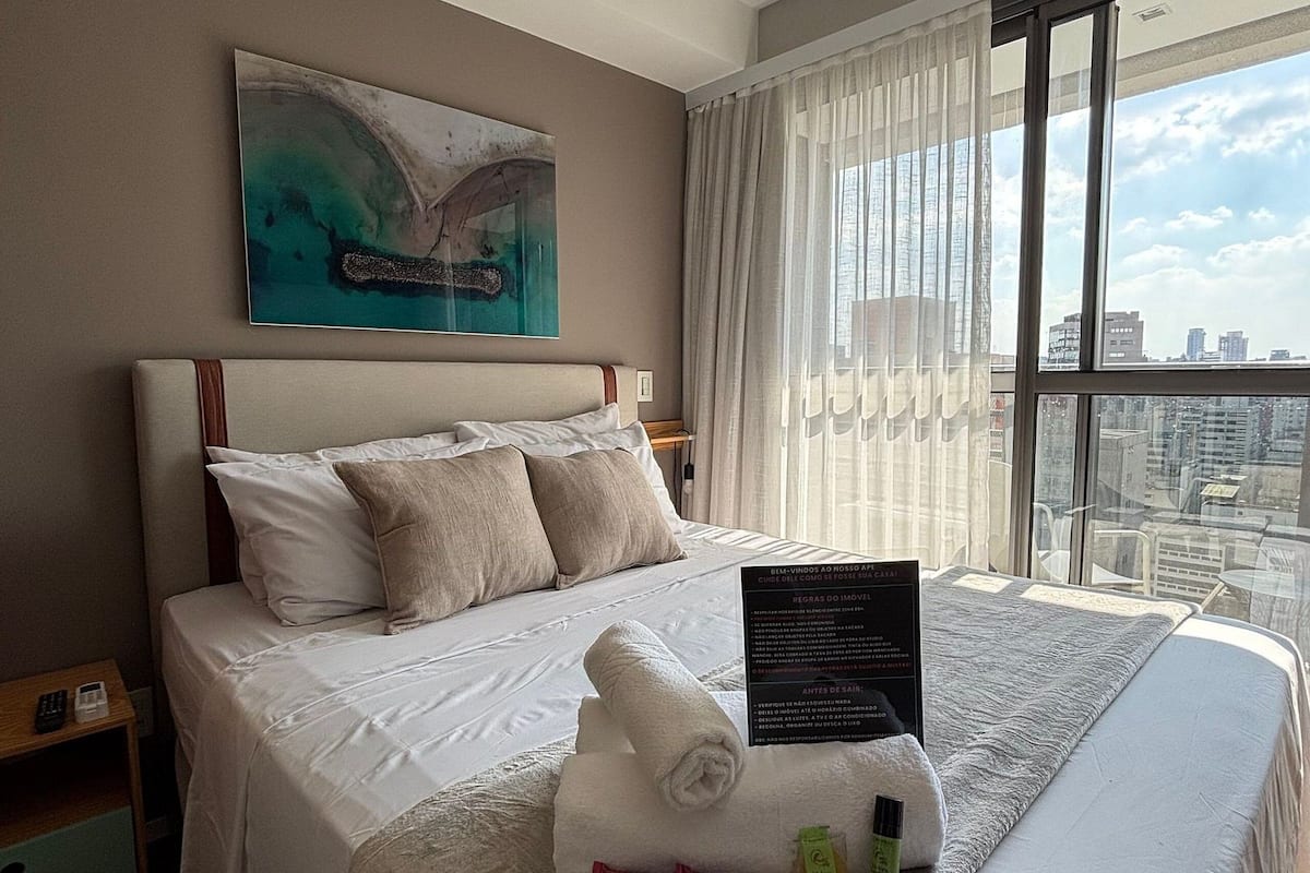 พ รีเมียมสตูดิโอ | พื้นที่ทำงานแบบใช้แล็ปท็อป, ผ้าม่านกันแสง, ห้องเก็บเสียง