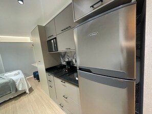 Studio Deluxe | Cuisine privée | Four à micro-ondes, surface de cuisson, vaisselle et ustensiles
