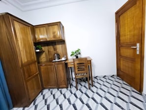 Quarto casal superior, vista para a cidade | Escrivaninha, espaço de trabalho para notebook, cortinas blackout
