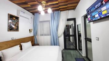 Habitación doble estándar, vista a la ciudad | Escritorio, espacio para trabajar con laptop y cortinas blackout