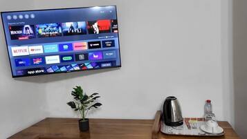 Habitación doble superior, vista a la ciudad | Escritorio, espacio para trabajar con laptop y cortinas blackout