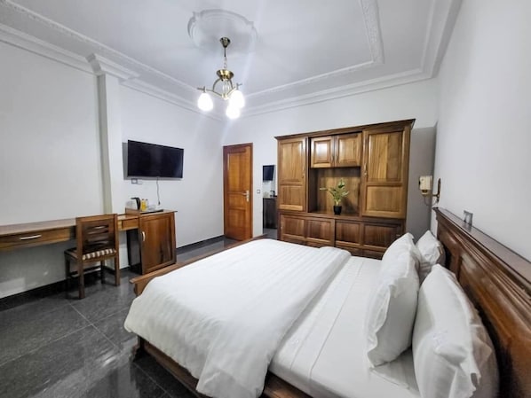 Quarto luxo | Escrivaninha, espaço de trabalho para notebook, cortinas blackout