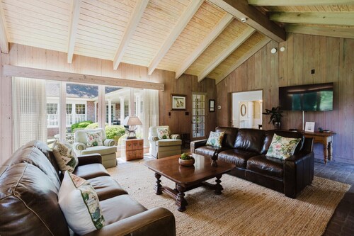 Sleeps 20 | 85 Acres w/ Pool & Fire Pit