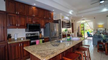 Frigorífico, microondas, horno y placa de cocina