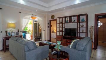 Una televisión, libros