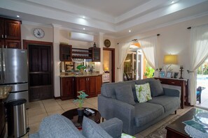 TV, books - Family-Friendly Pool Home Near Tropical Beach (Parrita, Playa Bejuco)