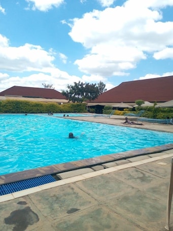 Außenpool. Savannah Lodge Nguluni