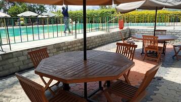 Una piscina al aire libre