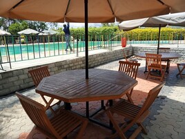 Una piscina al aire libre