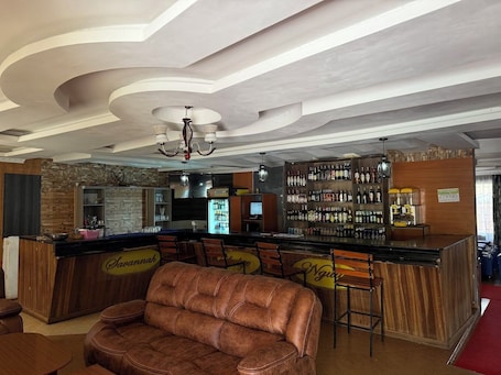 Bar (in der Unterkunft). Savannah Lodge Nguluni
