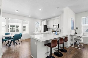 Frigorífic, microones, forn i placa de cuina