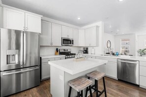 Frigorífic, microones, forn i placa de cuina