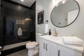 Douche, séchoir à cheveux, serviettes fournies, savon