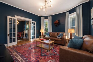 Smart TV, books - The Old Fashioned ~ Hot Tub, Fire Pit, Mini Golf Steps From Bardstown Rd (Louisville)