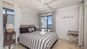 3 bedrooms, iron/ironing board, free WiFi, bed sheets - Waterfront Ocean Cottage (Anna Bay)