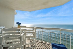 Outdoor dining - Garden City Beach Oceanfront Condo 902 | Rising Tides Properties Rental (Murrells Inlet)