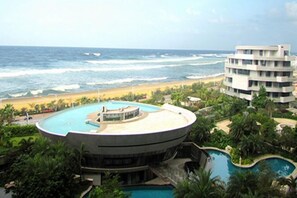 Outdoor pool - One Room One Car Seaview Holiday Apartment (Beihai)