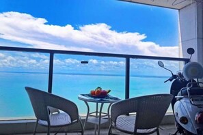 Room - One Room One Car Seaview Holiday Apartment (Beihai)