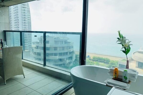 Room - One Room One Car Seaview Holiday Apartment (Beihai)