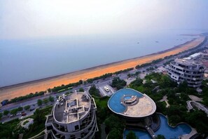 Beach - One Room One Car Seaview Holiday Apartment (Beihai)