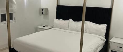 Tweepersoonskamer, uitzicht op tuin | Een kluis op de kamer, gratis wifi, rolstoeltoegang