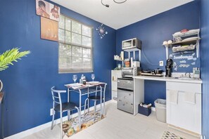 Stovetop, electric kettle, toaster, ice maker - 1BR- Quiet Street-Short Drive to Beach & Las Olas (Fort Lauderdale)