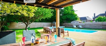 Talo-Oma kylpyhuone-Perhe-Näkymä altaalle-1