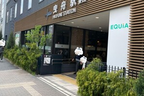 Un edificio con un cartello che riporta 'HIKIFUNE STATION' e 'EQUIA' sulla facciata.