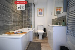 Secador de cabelo, toalhas de banho