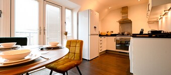 Asunto-Oma kylpyhuone suihkulla-Premium-Parveke-1