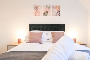 2 bedrooms, iron/ironing board, WiFi, bed sheets - Homely & Spacious Flat w/ Balcony & Fast Wi-Fi (Bedford)