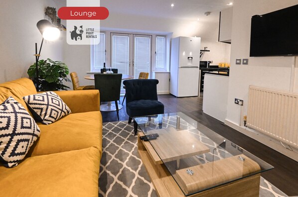 TV - Homely & Spacious Flat w/ Balcony & Fast Wi-Fi (Bedford)