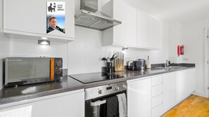 Refrigerador, microondas, horno, lavavajillas