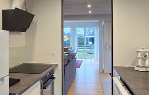 Réfrigérateur, plaque de cuisson, lave-vaisselle, cafetière/bouilloire