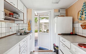 ثلاجة، موقد طهي مسطح، غسالة أطباق، ماكينة لصنع القهوة/الشاي