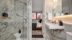 Douche, sèche-cheveux, serviettes fournies