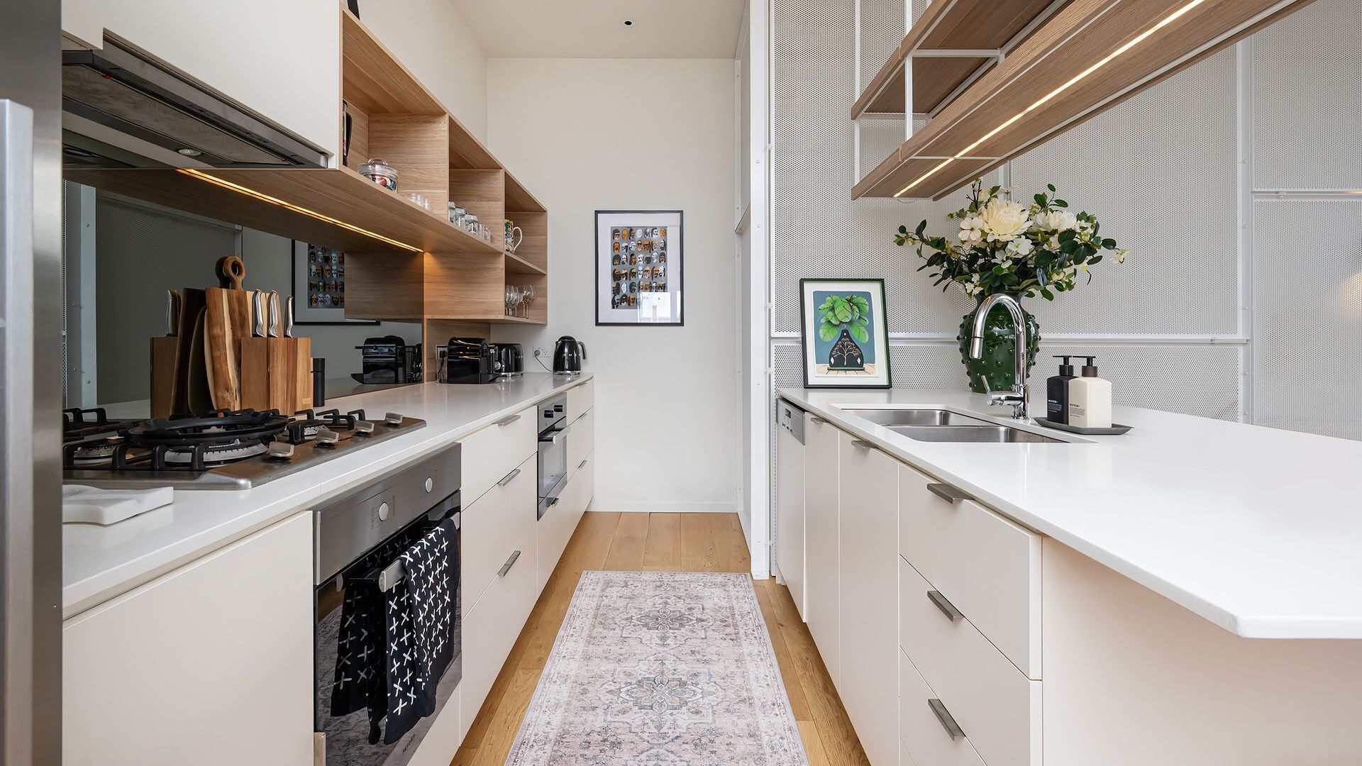 Frigorifero, forno, piano cottura, lavastoviglie