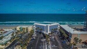 Un hôtel doté d’un parking, d’une plage et offrant une vue sur l’océan.