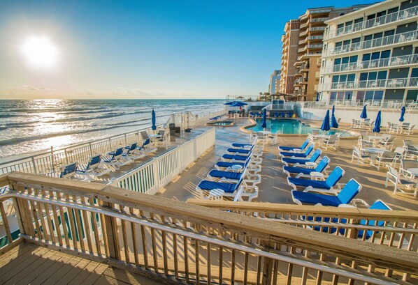 Property grounds - Oceanfront 1BR Condo w/ Balcony & Kitchen (Daytona Beach Shores)