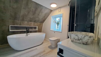 Cosy and modern house in peaceful setting