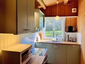 Refrigerador, horno, parrilla de estufa y cafetera y tetera 