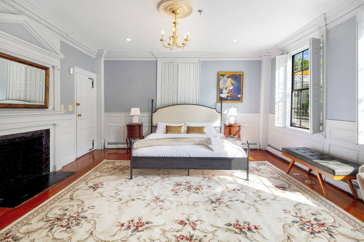 Laptop workspace, free WiFi, bed sheets