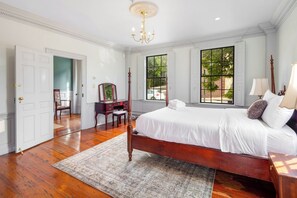 Laptop workspace, free WiFi, bed sheets - The Hill (Providence)