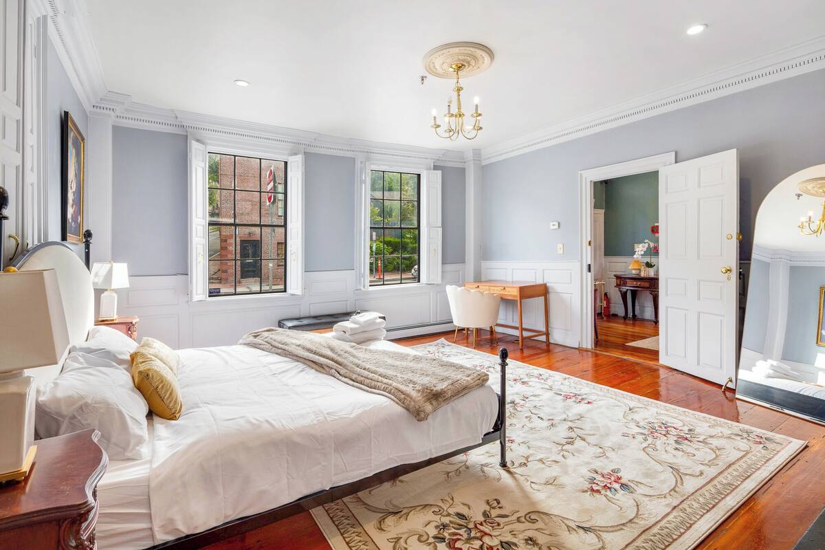 Laptop workspace, free WiFi, bed sheets