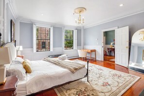 Laptop workspace, free WiFi, bed sheets - The Hill (Providence)