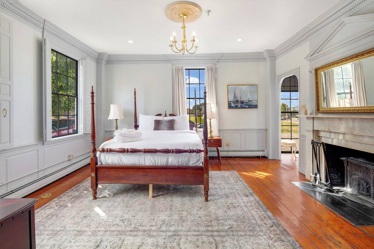 Laptop workspace, free WiFi, bed sheets