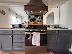 Microwave, oven, stovetop, dishwasher - Amazing Condo In Downtown Alhambra, 20 minutes to DTLA, 10 minutes to Pasadena (Alhambra)