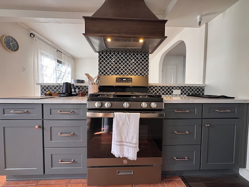 Amazing Condo In Downtown Alhambra, 20 minutes to DTLA, 10 minutes to Pasadena