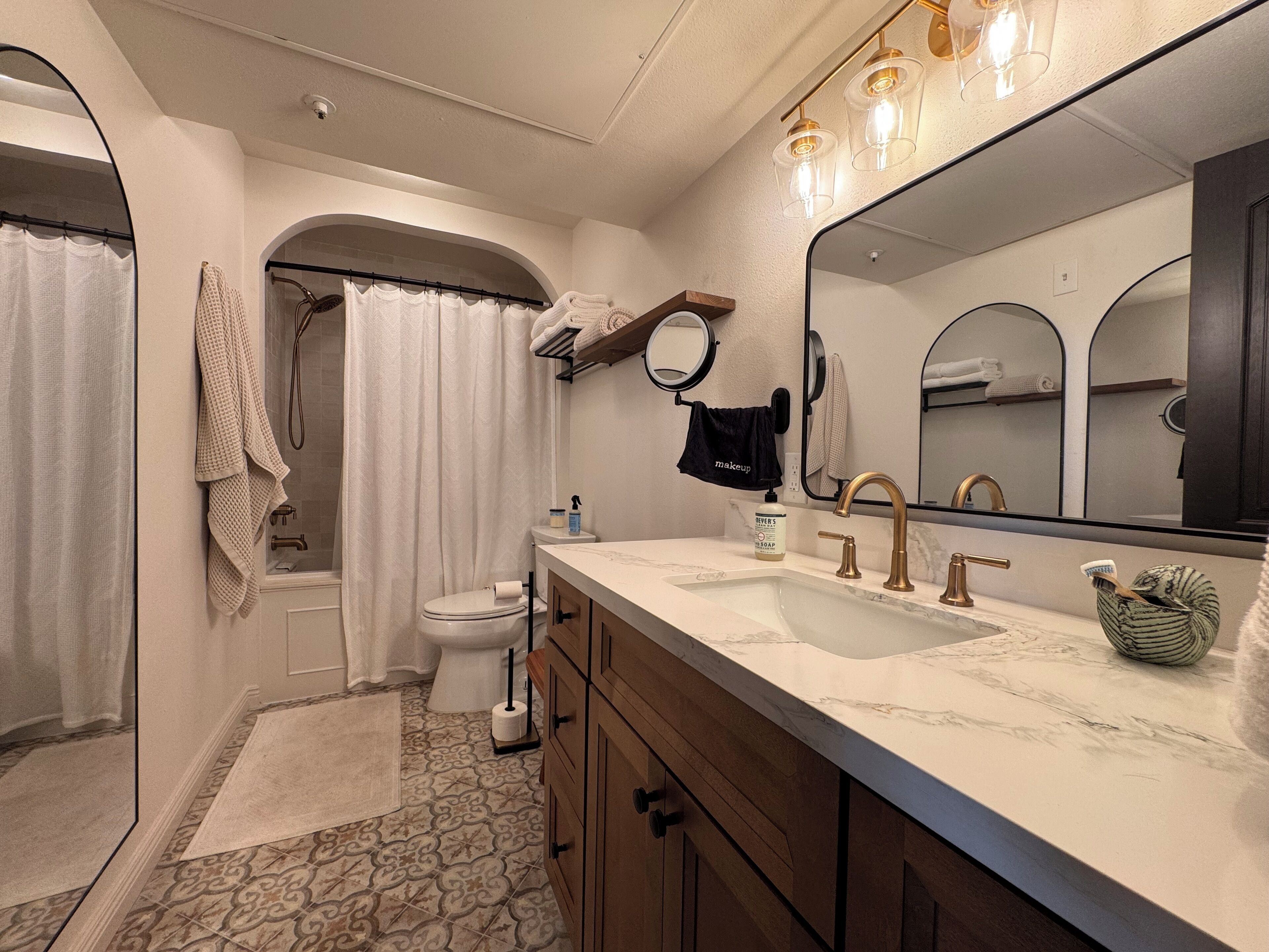 Sèche-cheveux, bidet, serviettes fournies, savon